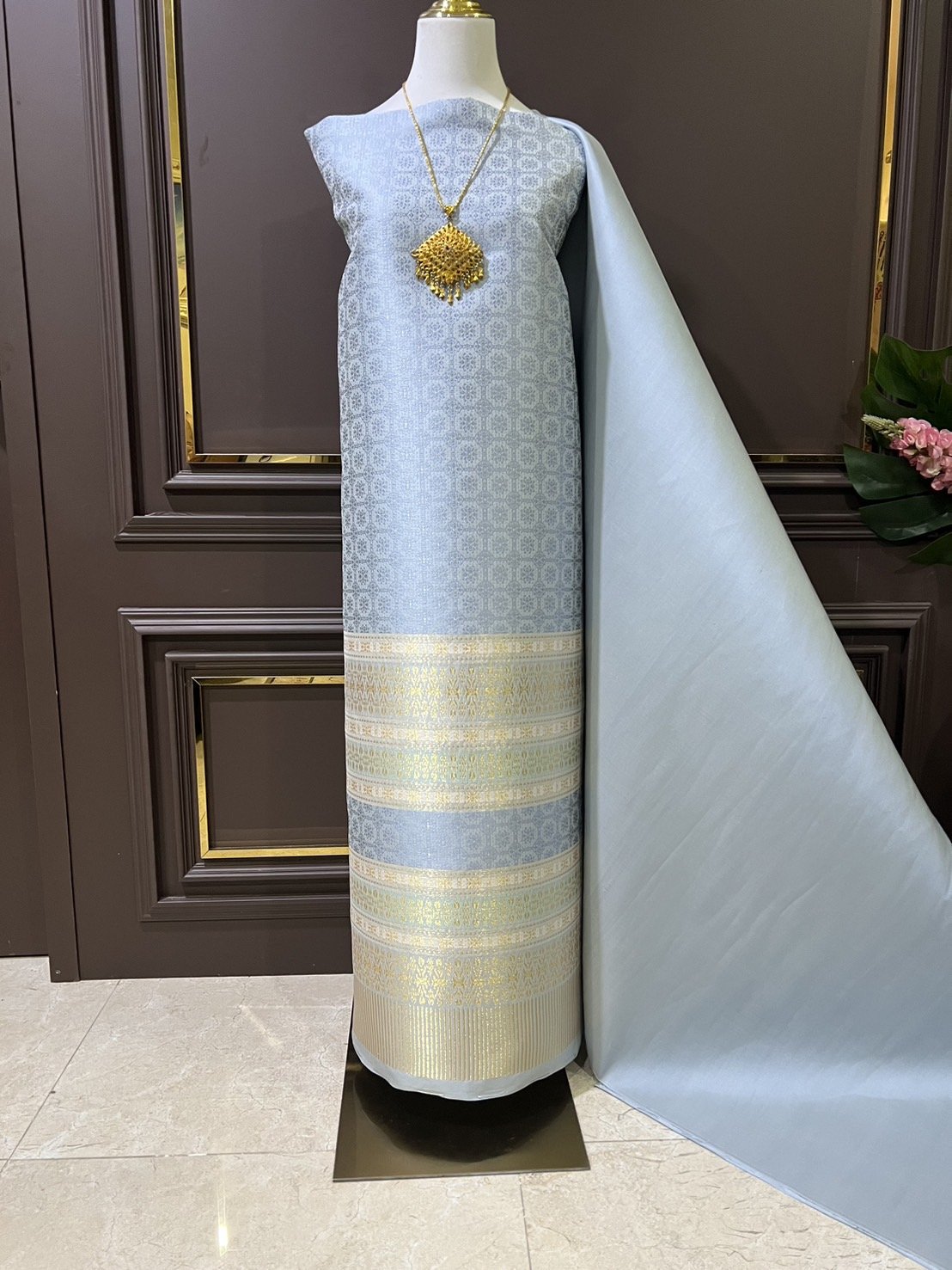 (ผ้าชุด)ผ้าไหมยกดอกลำพูน เกาะเชิงดิ้นทอง ขนาด 1.02x4.57เมตร ลายเหลี่ยมจันทร์ พื้นสีฟ้าเทา รหัส N90-29-TR0414