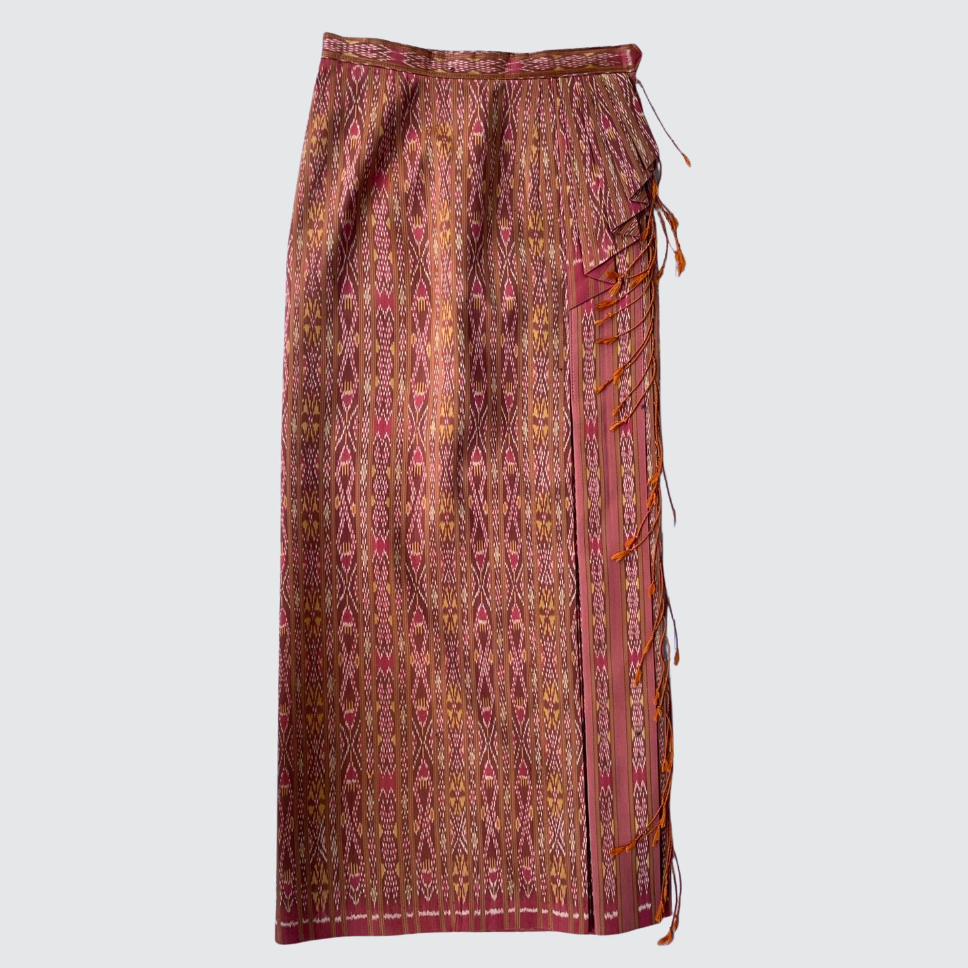 ผ้าถุงป้าย สีธรรมชาติ แบบเลื่อนตะขอตามไซส์ ลายขอคั่น สีน้ำตากะปิ รหัส WM-PTS-100968148