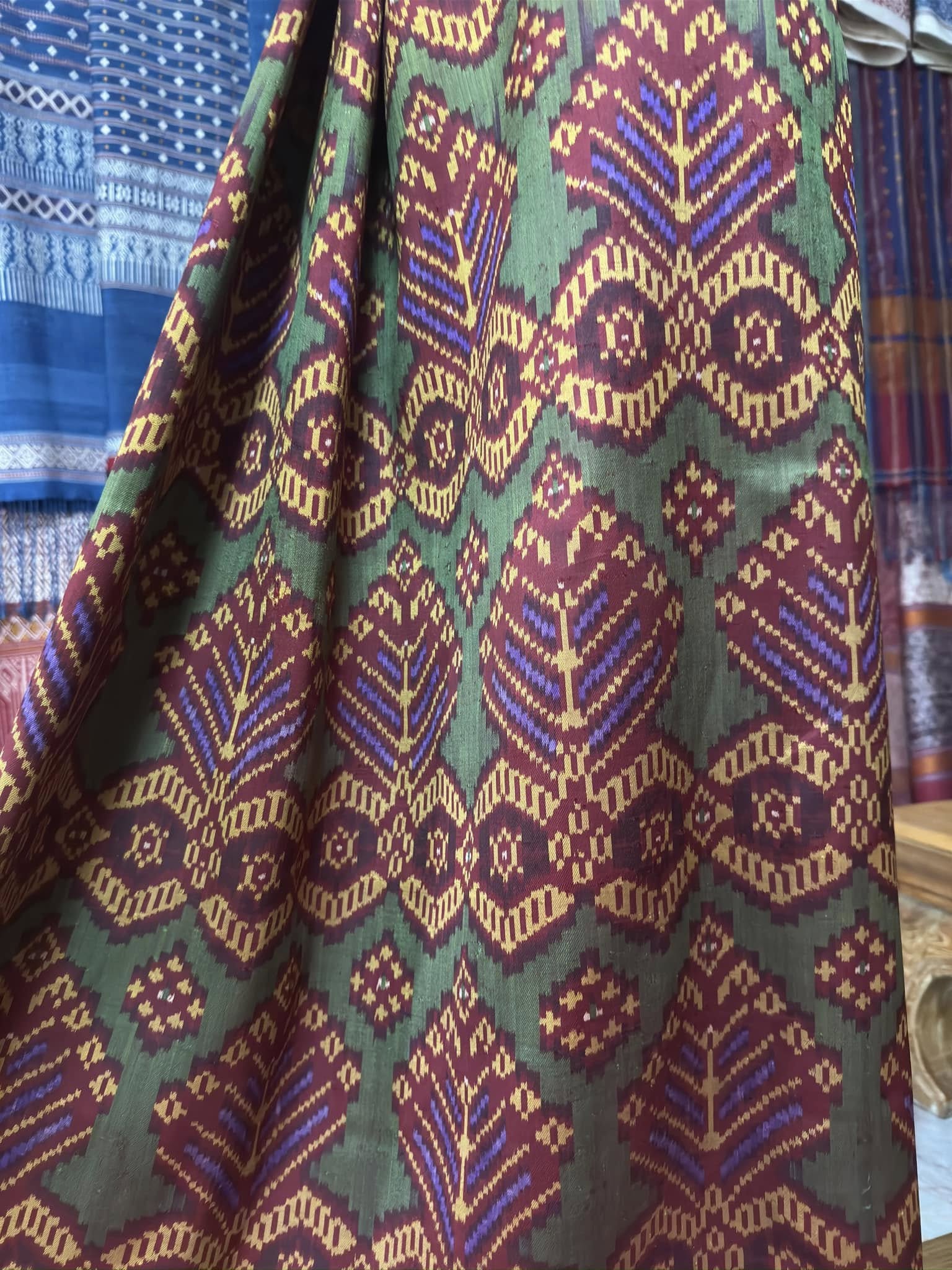 ซิ่น พระตะบอง ผ้าจามทอสามตะกอ ขนาด 112x160ซม สีแดง รหัส N9-SIL-AJ13