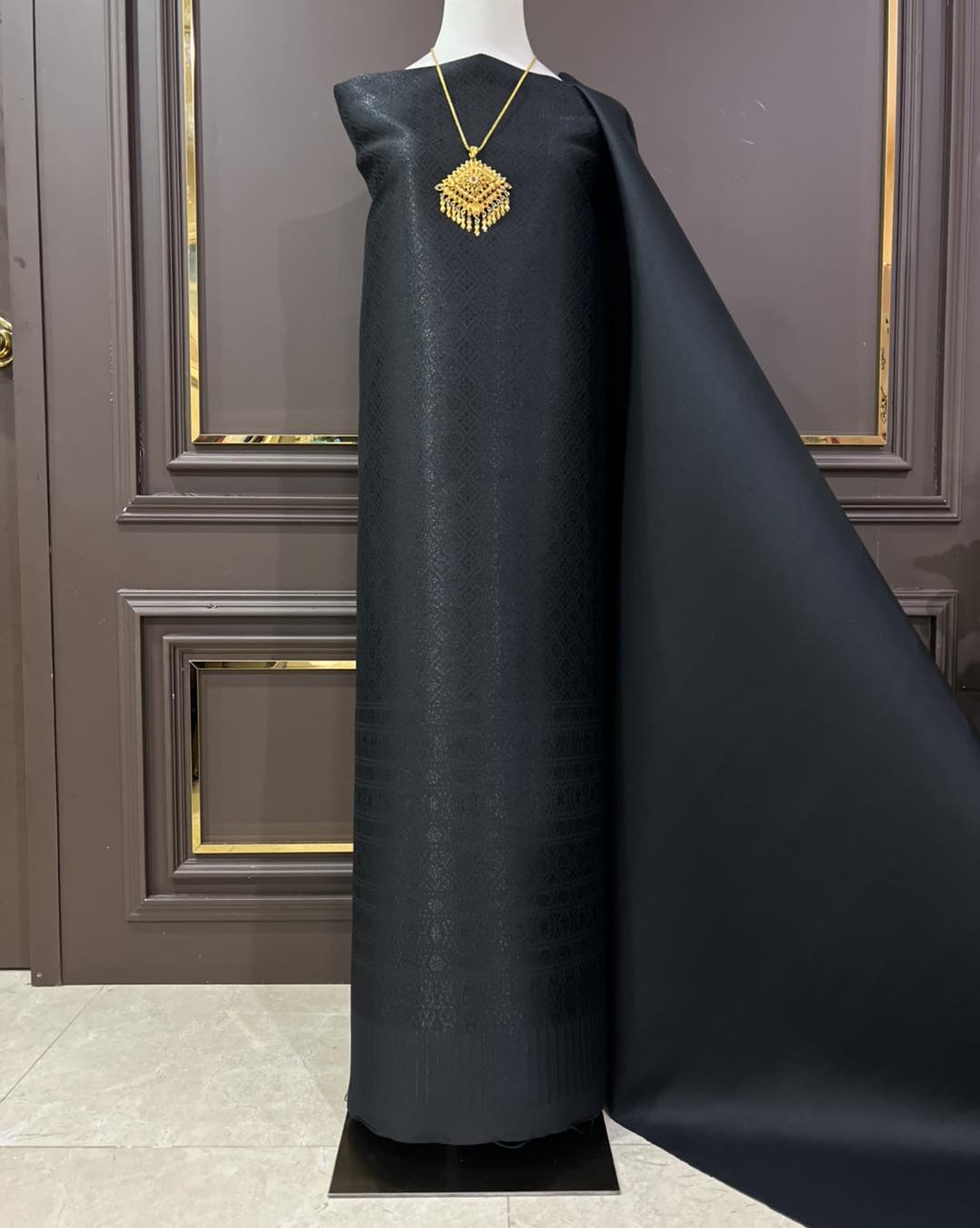 (ผ้าชุด)ผ้าไหมยกดอกลำพูน ยกดอกดิ้นดำ ขนาด 1.03x4.30เมตร ลายดาวล้อมเพชร พื้นสีดำ รหัส N90-29-TR0547