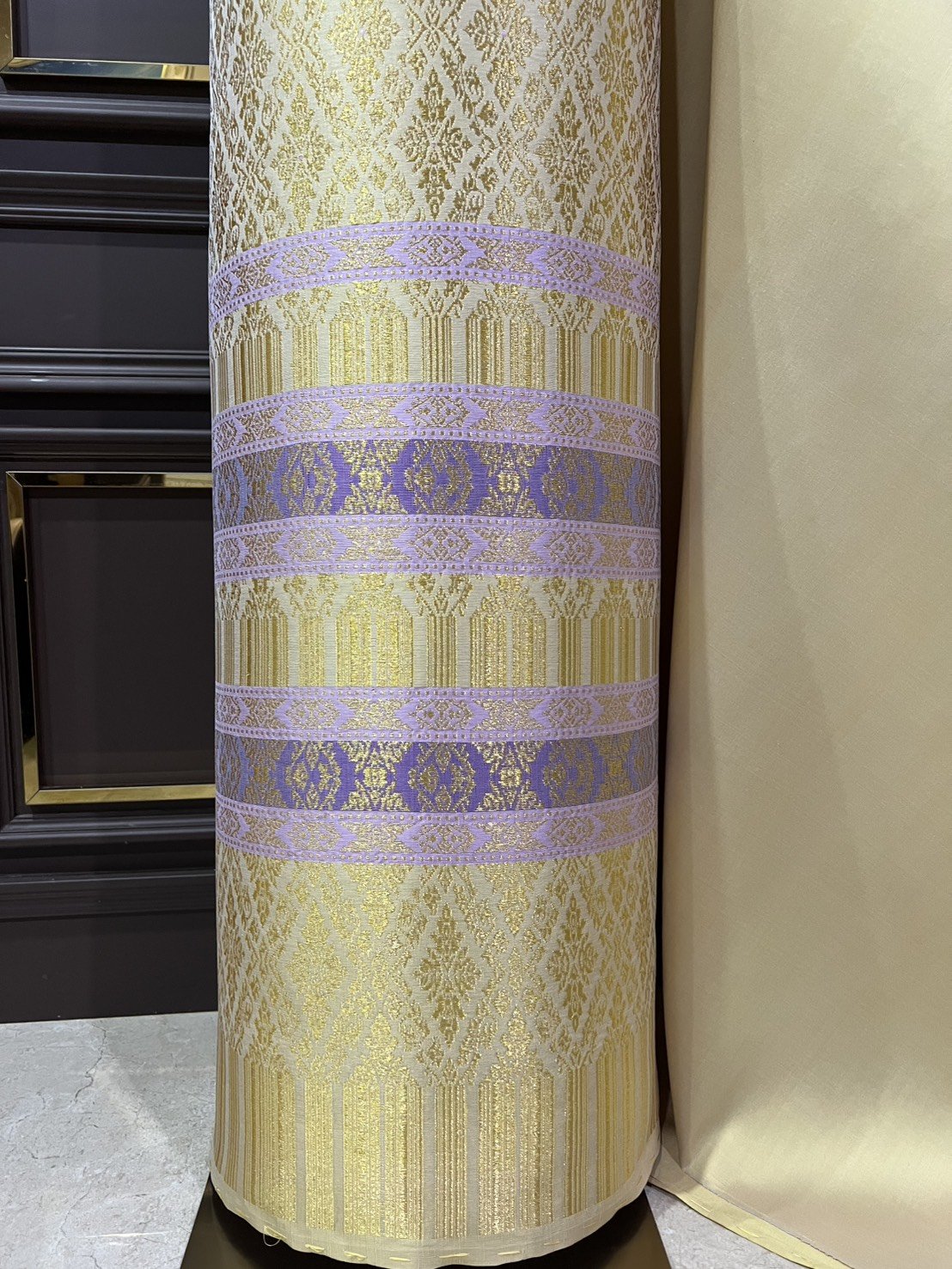 (ผ้าชุด)ผ้าไหมยกดอกลำพูน เกาะเชิงดิ้นทอง ขนาด 1.02x4.30เมตร ลายราชสำนัก พื้นสีเหลืองทอง รหัส N90-29-R0018