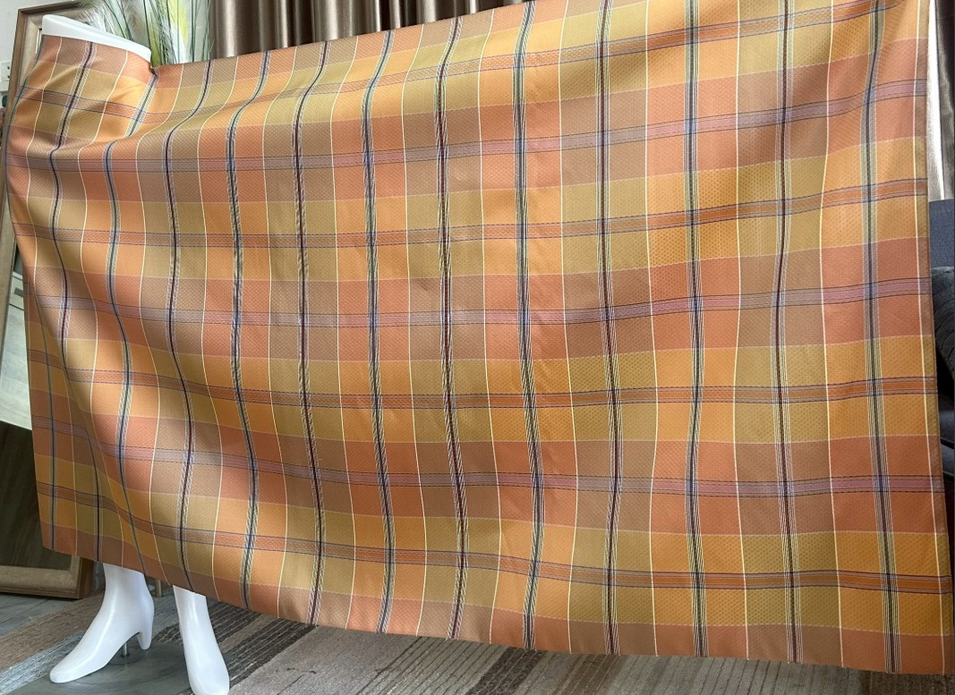 ผ้าไหมโสร่ง ทอยกดอก 6ตะกอ สีส้มพาสเทล รหัส R1B-PK-1121682