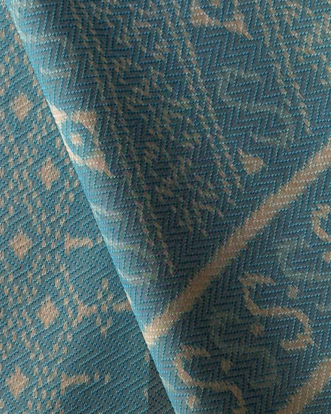 (ผ้าชุด)ไหมมัดหมี่ 6ตะกอ ไหมแท้ (ผ้าลาย 2เมตร+สีพื้น2เมตร) ลายสิริราชพัสตราภรณ์ สีฟ้า รหัส L8A-NY-45566