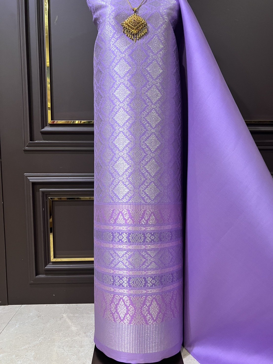 (ผ้าชุด)ผ้าไหมยกดอกลำพูน ยกดอกดิ้นเงิน ขนาด 1.03x4.40เมตร ลายพลับพลึง พื้นสีม่วงพระราชินี รหัส N90-29-TR0455