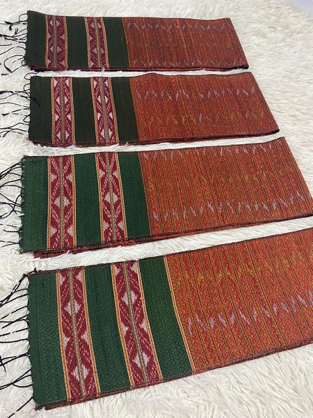 ผ้าพาดไหล่ ผ้าสไบนางรำ ยกดอก 5ตะกอ ขนาด 15x200ซม. ลายโฮล สีเขียว LW4A-RT0924661911