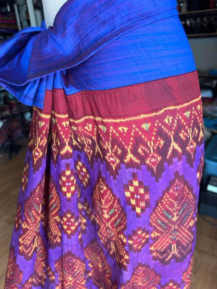 ซิ่น ไหมมัดหมี่รุ่นพิเศษ งานทอ 3ตะกอ ขนาด 115x160ซม สีน้ำเงิน รหัส N9-SIL-JA3