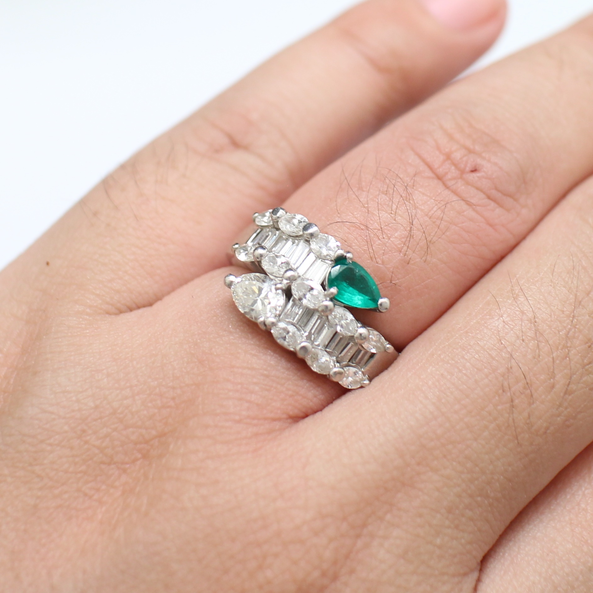 RG250347 แหวนมรกตไขว้เพชร เพชรหยดน้ำ 0.29 กะรตั และเพชรล้อม 1.30 กะรัต มรกต 0.48 กะรัต เรือน PT900 นน.รวม 8.9 กรัม ขนาดแหวน 53