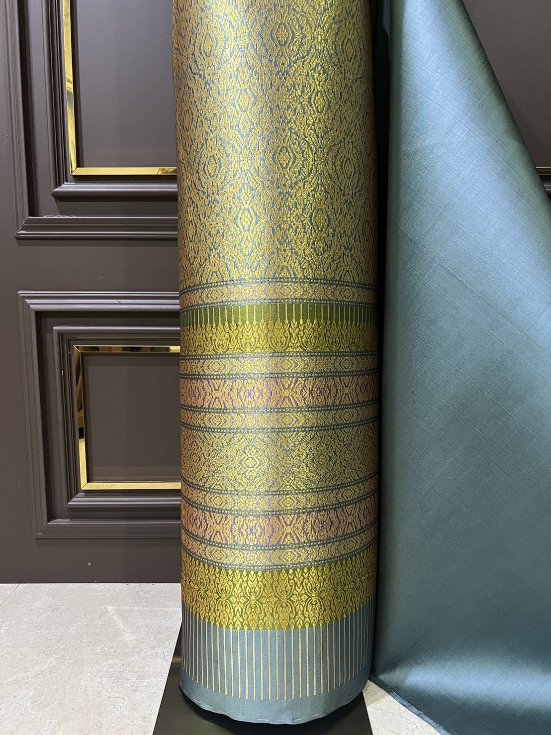 (ผ้าชุด)ผ้าไหมยกดอกลำพูน เกาะเชิงดิ้นทอง ขนาด 1.02x4.46เมตร ลายอินเดีย พื้นสีฟ้าเข้มอมเขียว รหัส N90-29-TR0435