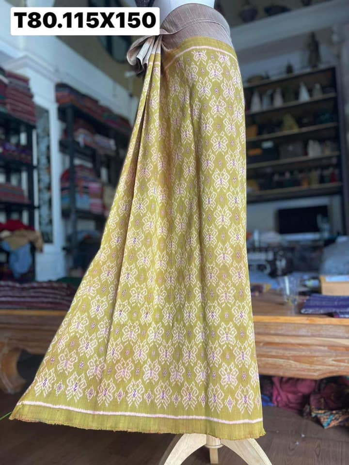 ซิ่น ผ้าซิ่นพระตะบอง สีธรรมชาติ ผ้าจาม 3ตะกอ ขนาด 115x150ซม. พื้นสีเขียวอมเหลือง รหัส N9-SIL-T80