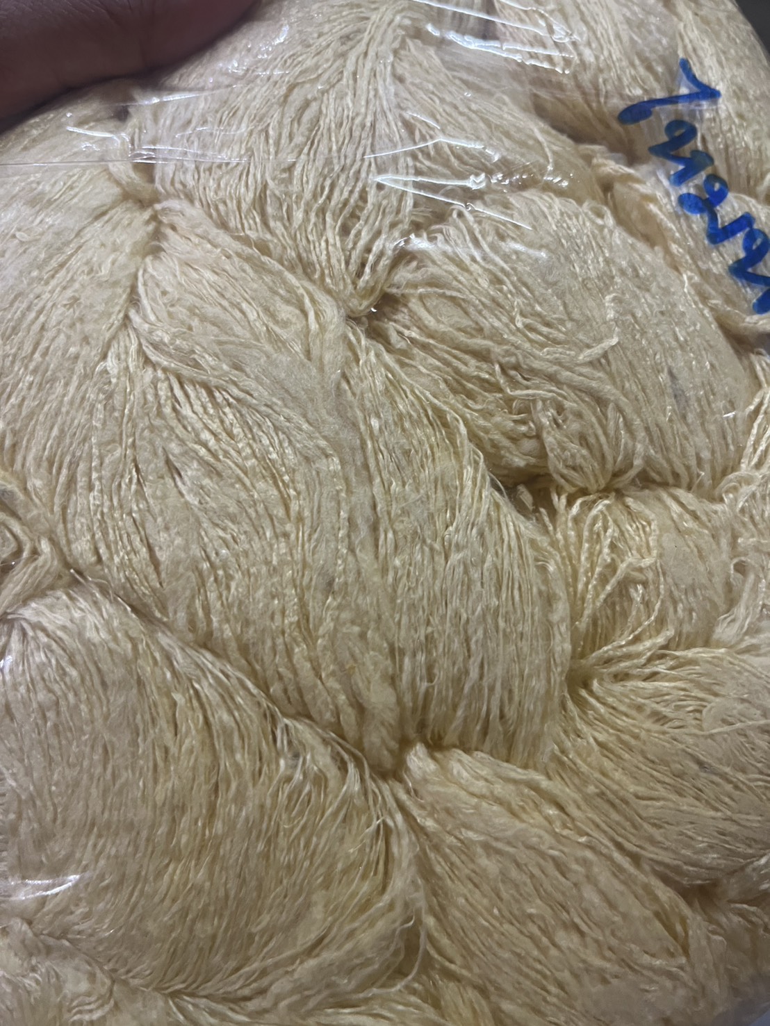 เส้นไหมหัว (จากไหมดิบน้ำหนัก 1 กิโลกรัม) ฟอกกาวแล้ว สีครีมเหลือง