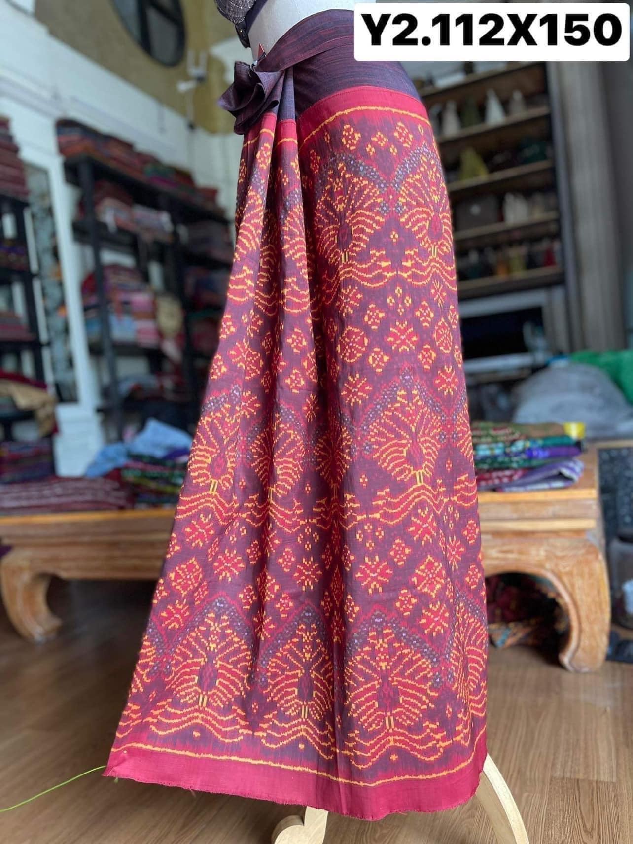 ซิ่น ไหมพระตะบอง ขนาด 112x150ซม ลายนกยูง พื้นสีม่วง-แดง รหัส N9-SIL-Y2