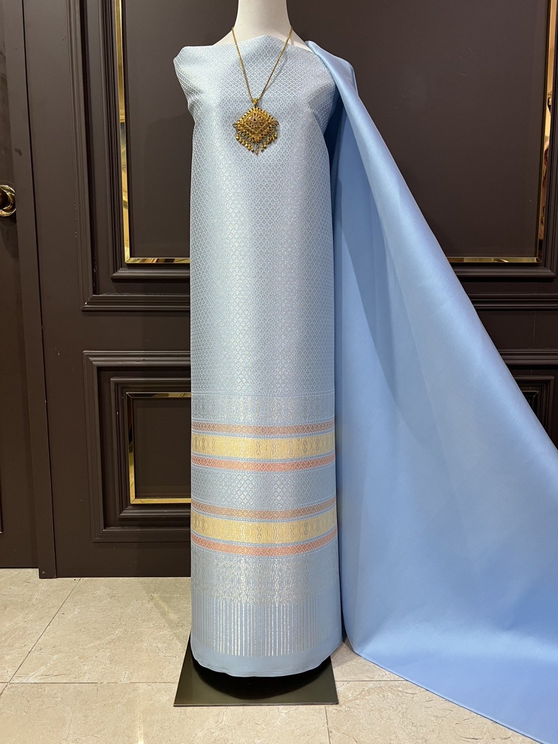 (ผ้าชุด)ผ้าไหมยกดอกลำพูน เกาะเชิงดิ้นเงิน ขนาด 1.03x4.58เมตร ลายช่อพิกุล พื้นสีฟ้า รหัส N90-29-R0008