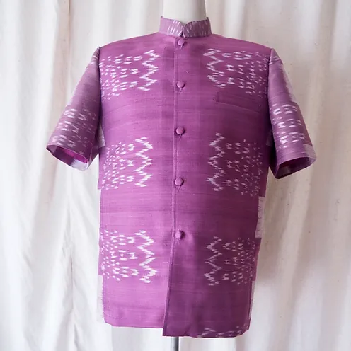 เสื้อสูทผ้าไหมมัดหมี่ คอพระราชทาน แขนสั้น ไซส์ L สีม่วง รหัส DRH-CT-103017