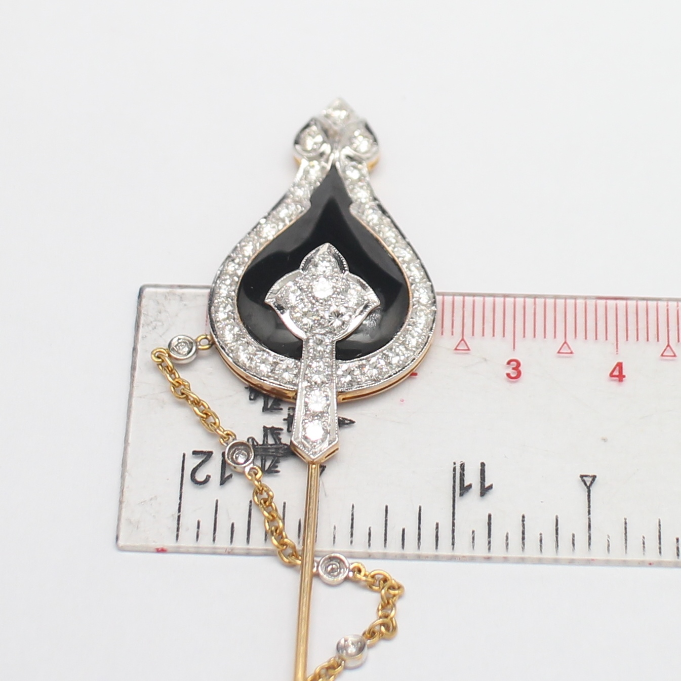 CL25001 เข็มกลัดนิลประดับเพชร เพชรแท้ 11 เม็ด 0.18 กะรัต , 17 เม็ด 0.07 กะรัต และ 37 เม็ด 1.85 กะรัต เพชรรวม 2.73 กะรัต ทองแท้ 18k นน.รวม 13.33 กรัม