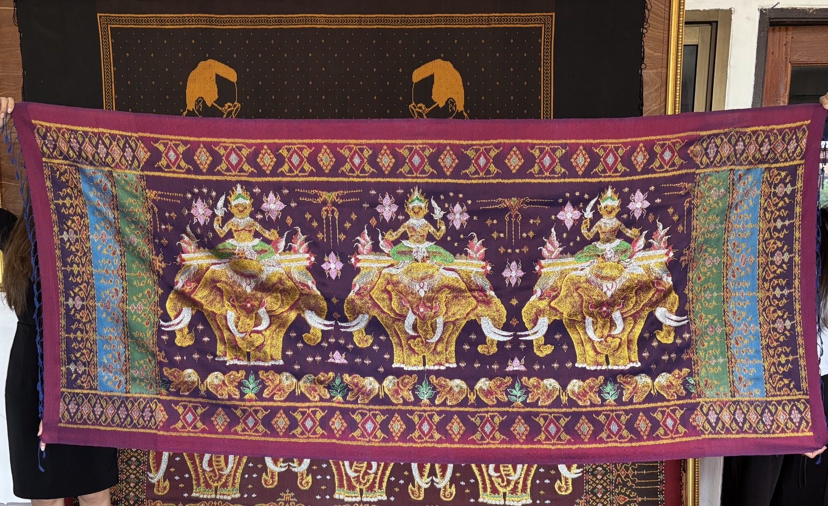ซิ่น ผ้าไหมมัดหมี่ 6ตะกอ งานเขียนทอง ขนาด 1x2เมตร ลายช้างสามเศียร พระอินทร์ทรงช้างเอราวัณ พื้นสีแดง รหัส M2A-RT-0725681