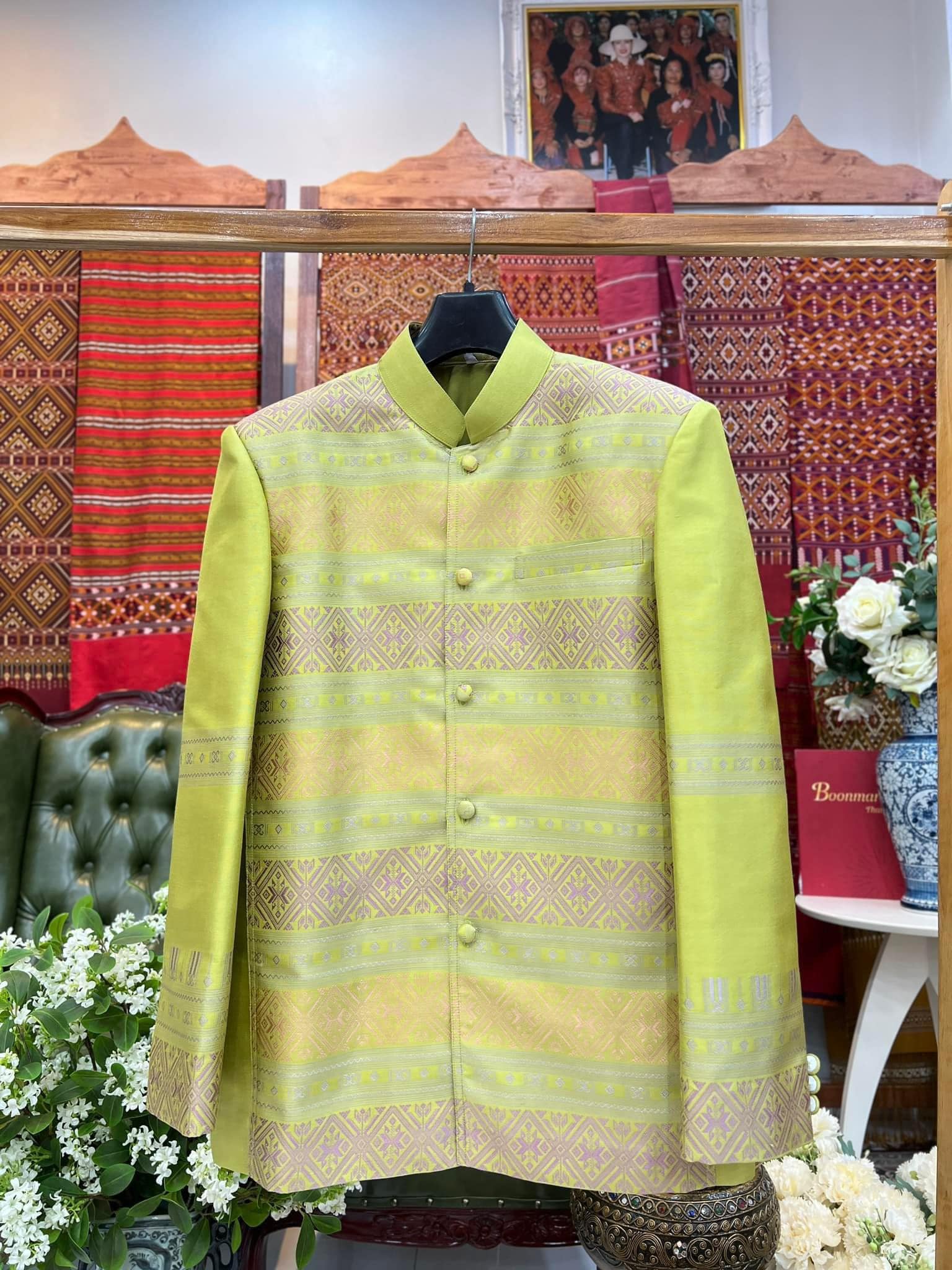 เสื้อสูทคอพระราชทาน แขนยาว ไหมแพรวา โทนสีเขียวออกเหลือง รหัส DM-BM-11286710