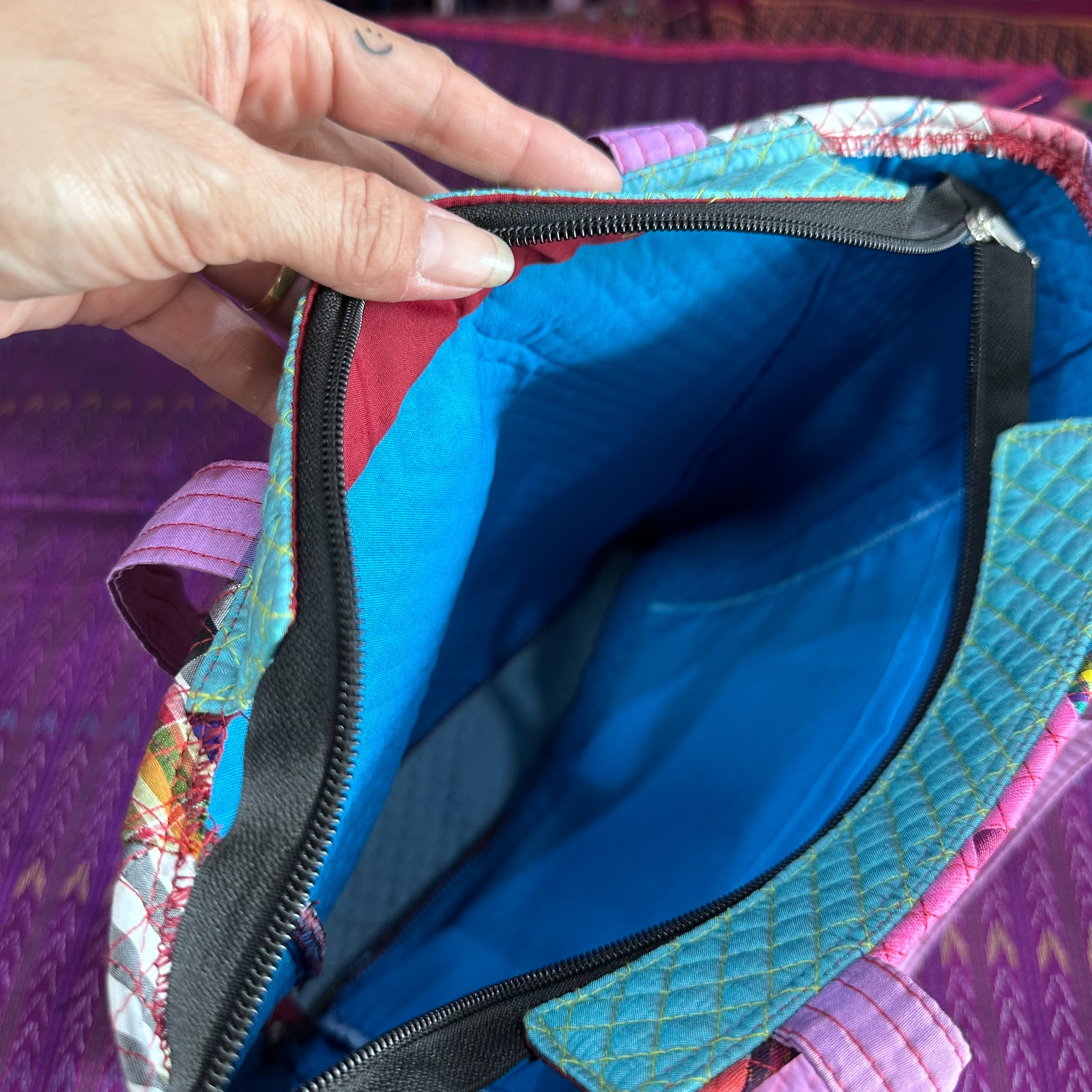 กระเป๋าถือ ไหมต่อ ขนาดกว้าง14นิ้ว สูง11.5นิ้ว ก้นกระเป๋า 3นิ้ว เฉดสีหลากสี รหัส GLA-AA0911661015