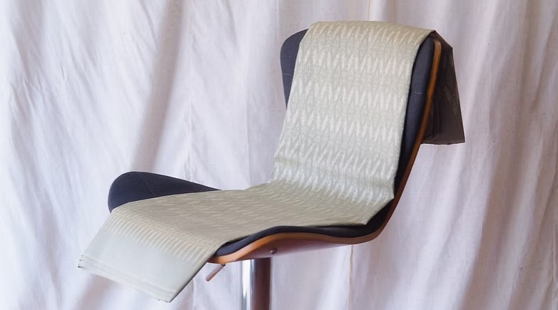 (ผ้าชุด) ผ้าไหมมัดหมี่ไหมแท้ (ผ้าลาย2หลา+สีพื้น2หลา) ลายนาคโคมเจ็ด พื้นสีเขียวนวลเทา รหัส M2B-CT-102578