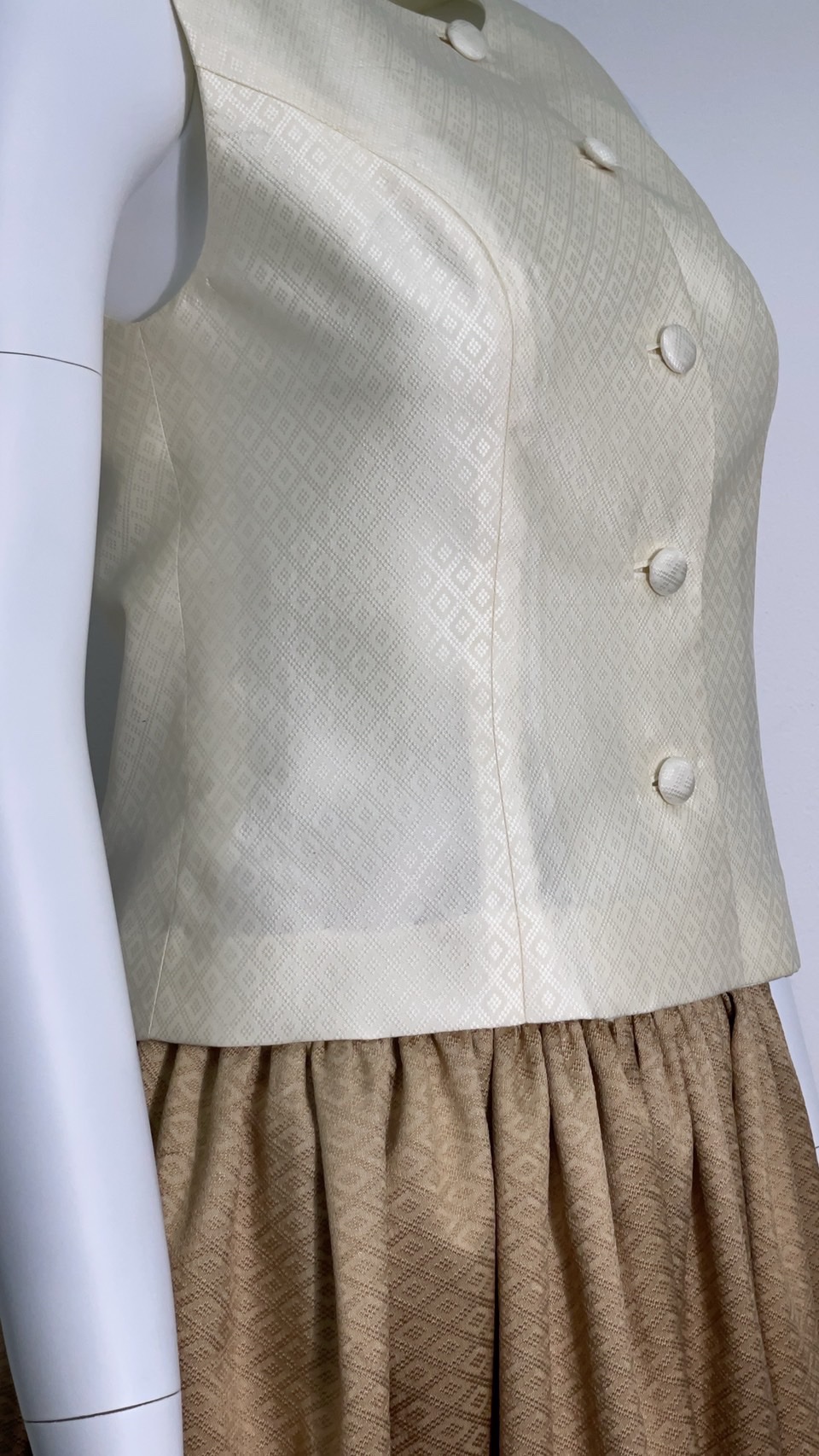 เสื้อแขนกุดยกดอกสีครีม+กระโปรงจับจีบพลีสเนื้อยกดอก | ตัดเย็บตามรูปร่าง | เลือกผ้า ส่งไซส์ได้