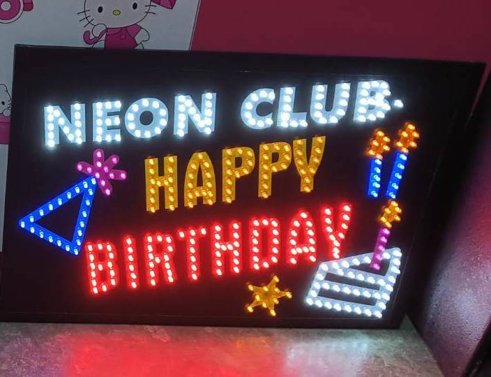 ป้ายไฟเชียร์ happy birthday สำหรับร้านอาหารถือ HBD ลูกค้า