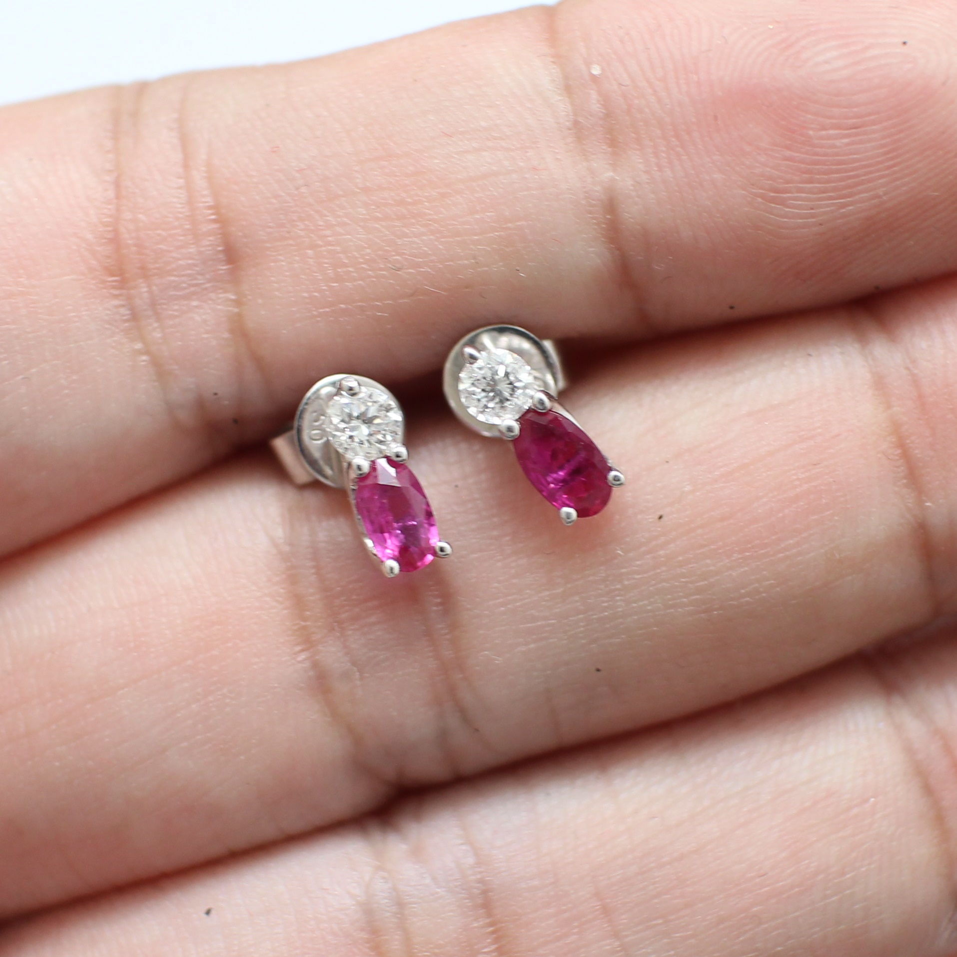 ER25178 ต่างหูทับทิม ประดับเพชรแท้ 2 เม็ด 0.24 กะรัต ทองแท้ 18k นน.รวม 1.3 กรัม