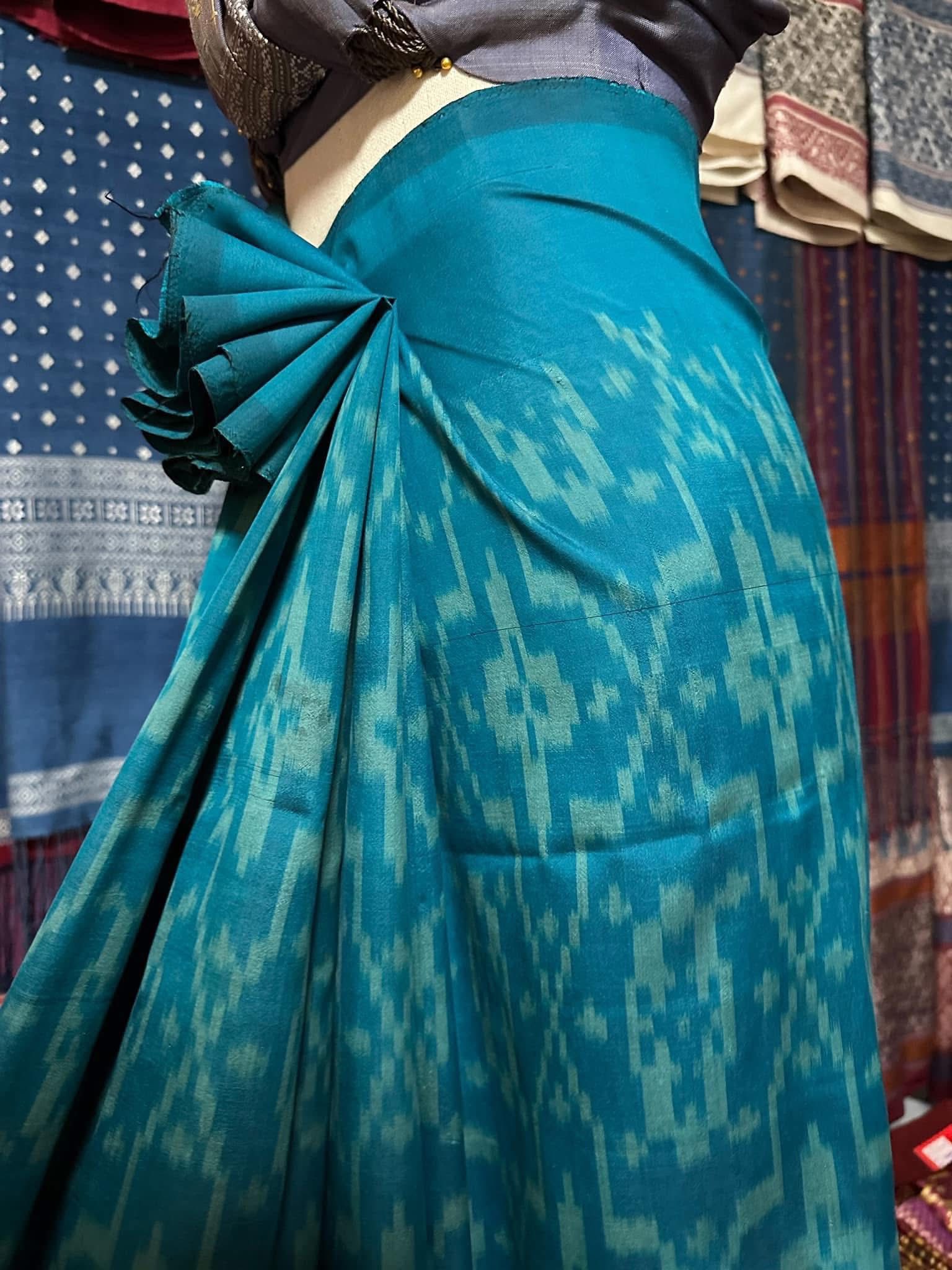 ซิ่น ไหมมัดหมี่ ผ้าปาโตล่า ขนาด 115x250ซม. ท้องผ้าสีฟ้าคราม รหัส N9-SIL-051768A26