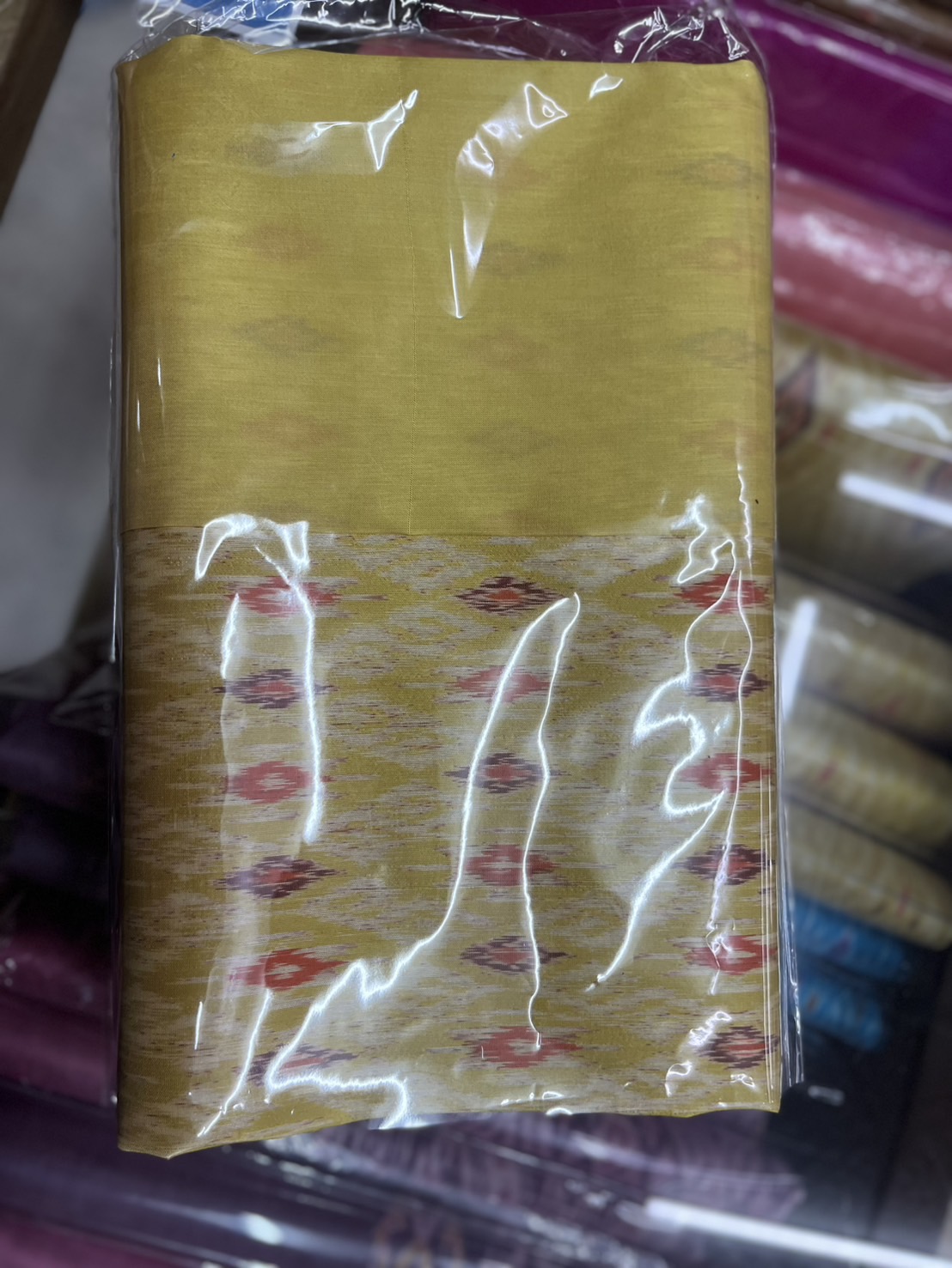 (ผ้าชุด)ไหมมัดหมี่ สองตะกอ ไหมแท้ (ผ้าลาย2หลา+สีพื้น2หลา) สีเหลือง รหัส M2B-ST-0109681