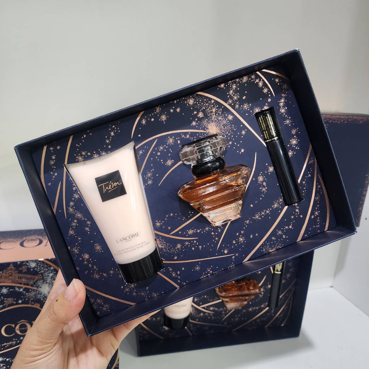 น้ำหอมแท้ Lancome Tresor EDP 30ml Holiday Set 2024 ชุดเซ็ตประกอบด้วย 1. น้ำหอม 30ml 2. Body Lotion 50ml 3. Mini Mascara 2ml "ชุดเซ็ตน้ำหอม