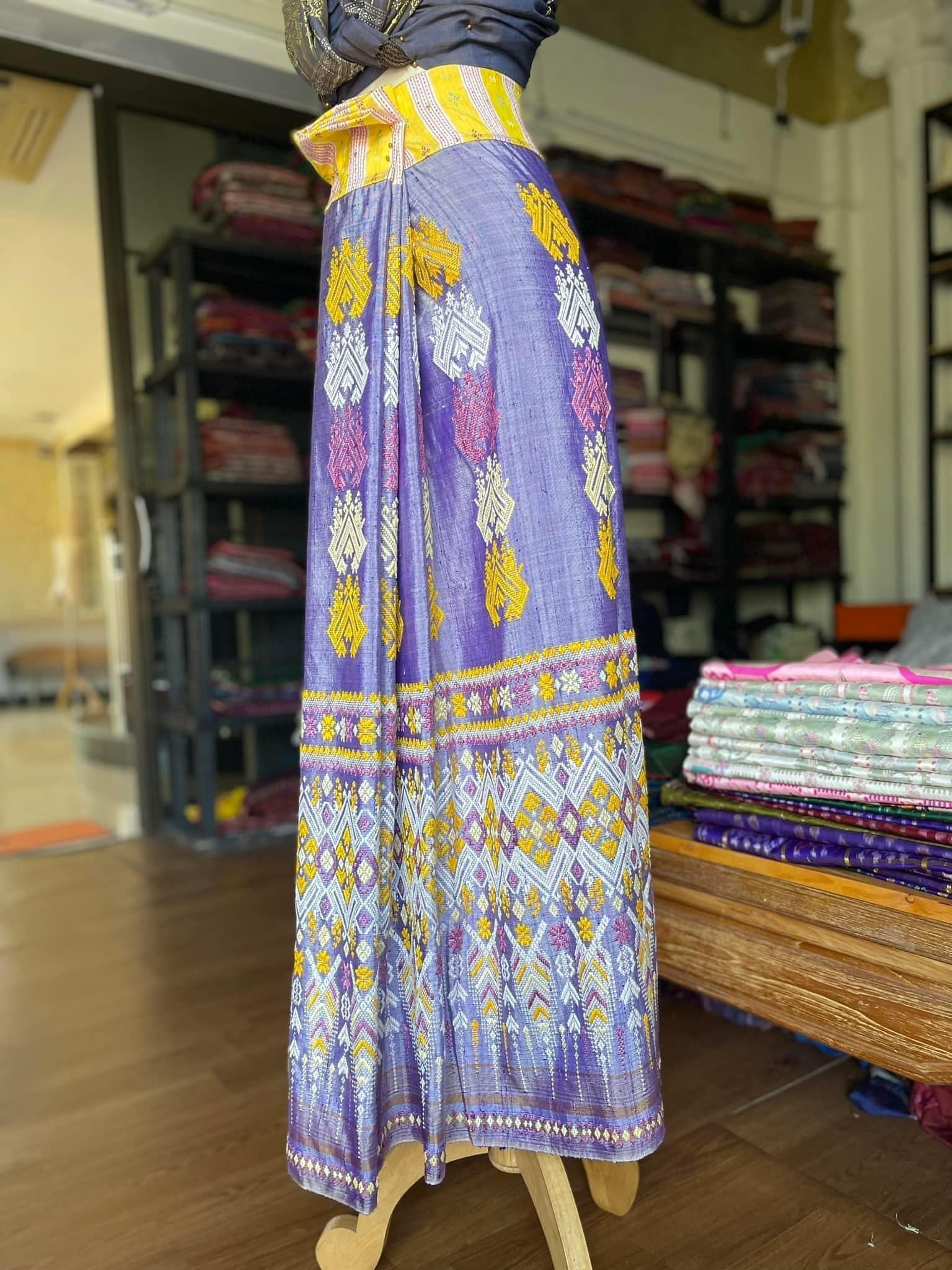 ซิ่น ผ้าซิ่นอัญญานาง ไหมบ้านย้อมสีธรรมชาติ ขนาด 115x200ซม. ลายหลักนาคสี่ตระกูล พื้นสีม่วง รหัส N9-SIL0517661