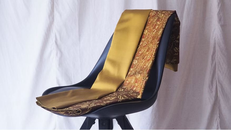 (ผ้าชุด)ไหมพิมพ์ลาย ไหมแท้ ขนาด 1x4หลา (ผ้าลาย2หลา+สีพื้น 2หลา) สีเหลืองทอง รหัส A40-CT-102712