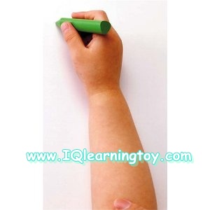 Kumon-Triangle Shape Crayon สีเทียนสามเหลี่ยม 1 กล่อง มี 14 สี เป็นสีเทียนแท่งใหญ่ รูปทรงสามเหลี่ยม ทำให้จับถนัดมือสำหรับเด็กเล็กๆ