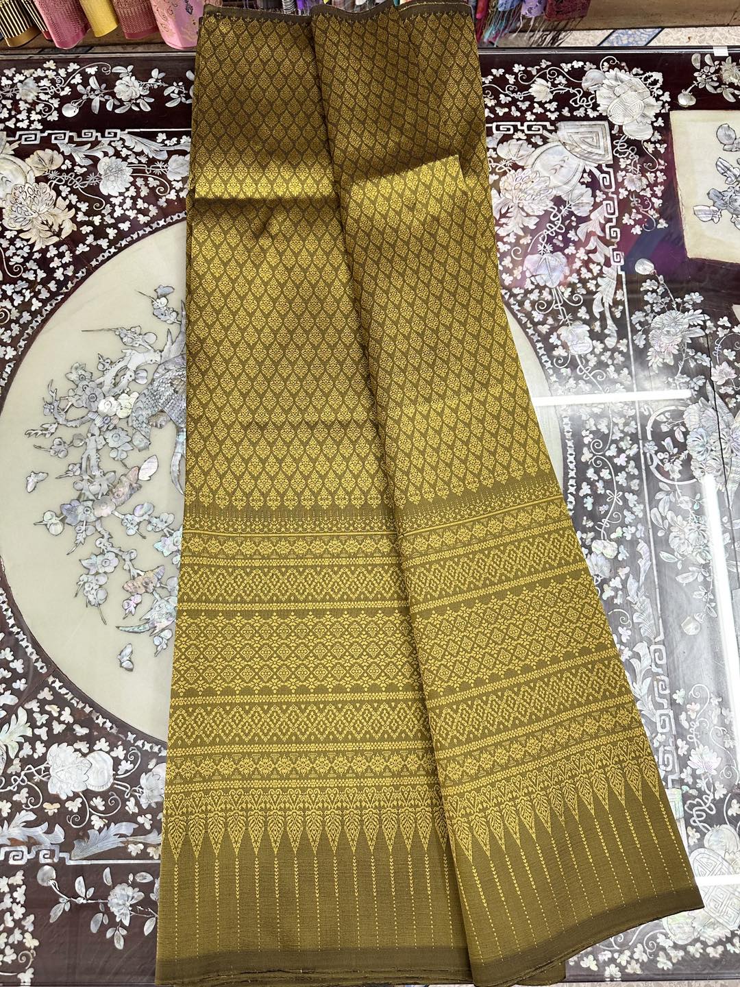 (ผ้าชุด)ไหมยกสุรินทร์ ขนาด 1x4เมตร (ลาย 2เมตร+สีพื้น 2เมตร) สีเหลืองทอง รหัส N10-ST-1104661
