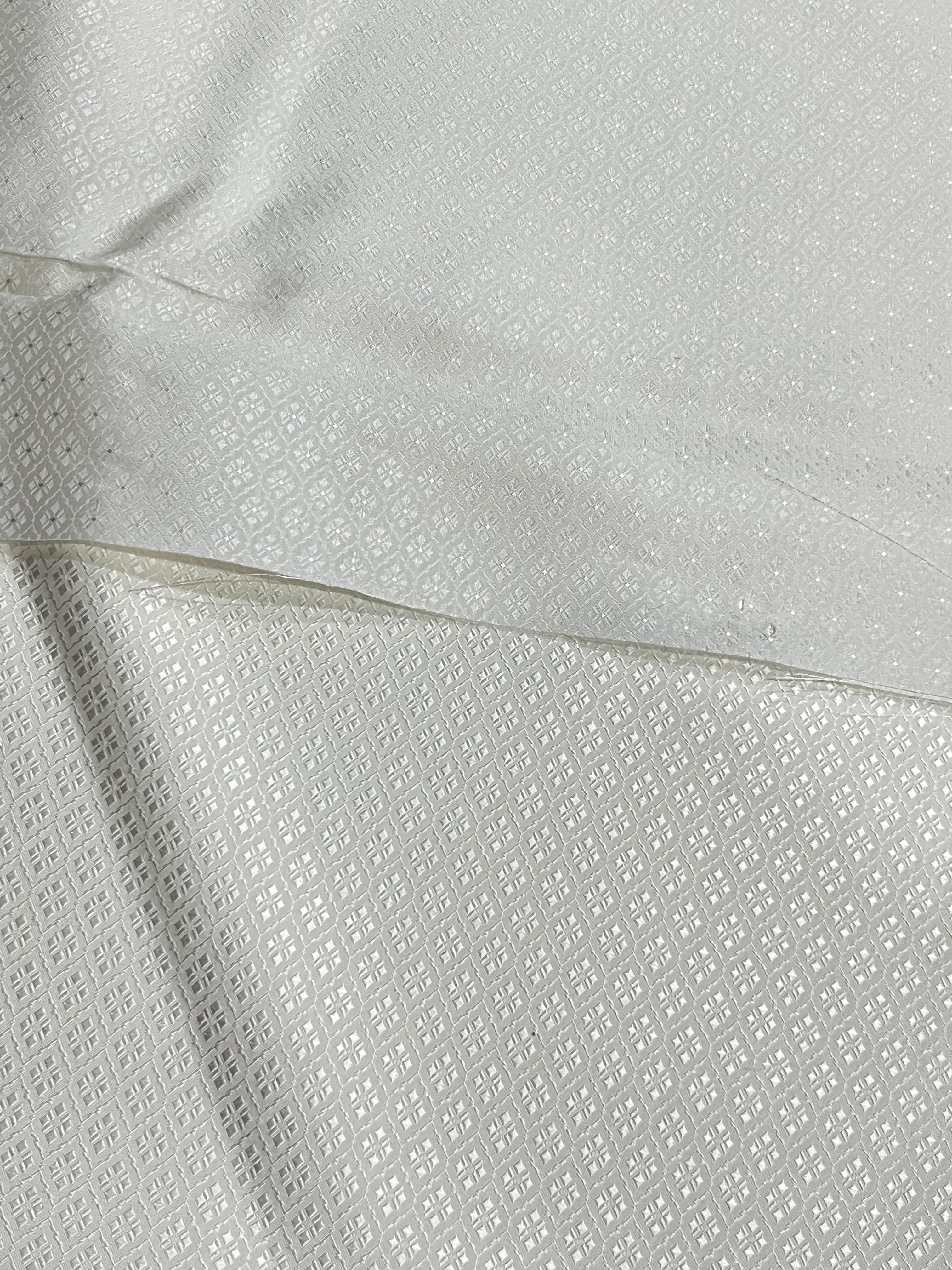 ผ้าไหมยกดอก ตรานกยูง ลายดอกพิกุลล้อม อาบน้ำยาพร้อมตัด สีขาวครีม (หลา,เมตร) รหัสB-NY-11076808