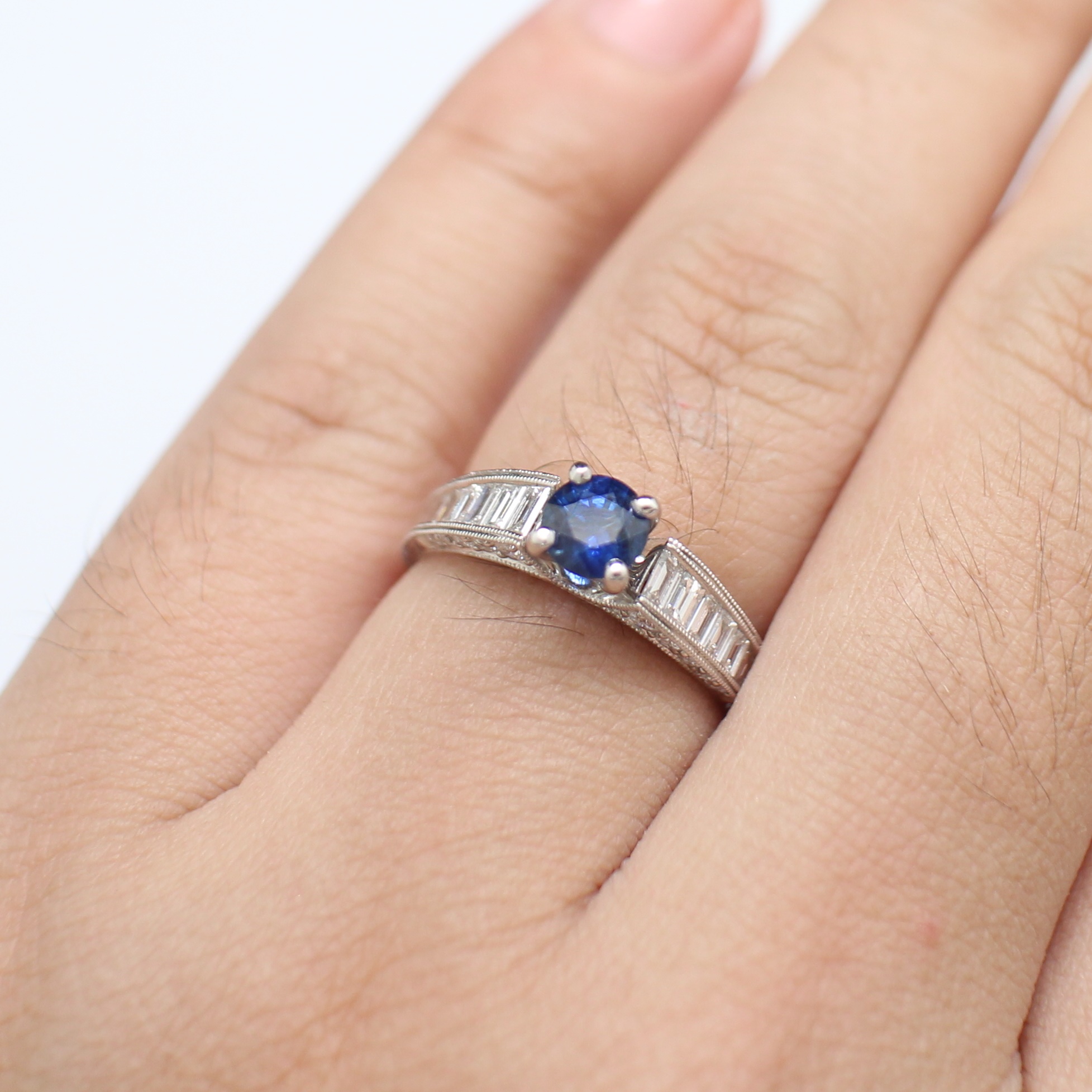 RG250131 แหวนไพลิน เพชรแท้ 12 เม็ด 0.36 กะรัต และ 20 เม็ด 0.40 กะรัต ทองแท้ 18k นน.รวม 4.7 กรัม ขนาดแหวน 53