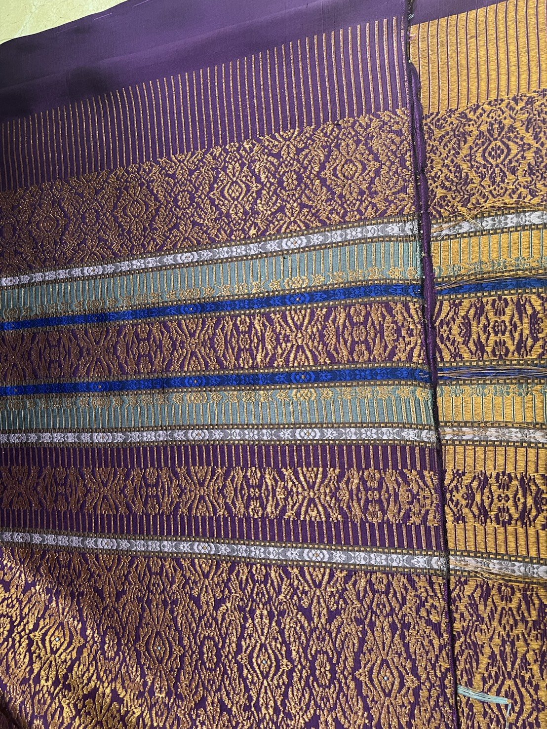 (ผ้าชุด)ผ้าไหมยกดอกลำพูน ยกดอกดิ้นสีนาค ขนาด 1.03x4.30เมตร ลายอินเดีย พื้นสีม่วงพระเทพ รหัส N90-29-R0027