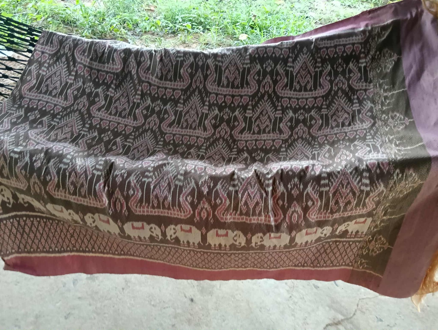 ผ้าไหมมัดหมี่ยกดอก สีธรรมชาติ ขนาด 1x2เมตร สีน้ำตาลกะปิ จากกี่บ้านคุณยายรัชนก