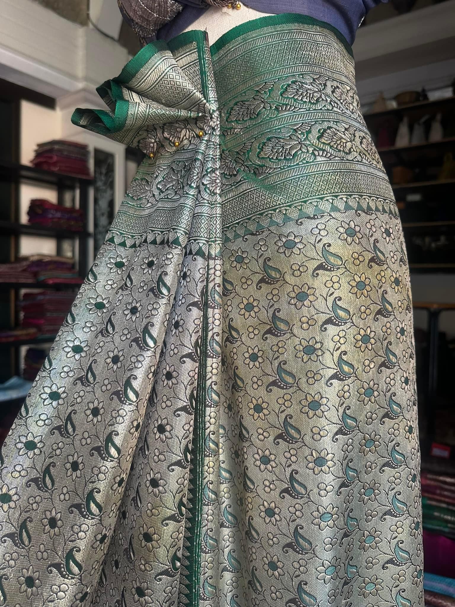 ซิ่น ผ้าปาโตล่ายกเงิน เส้นยืนไหมแท้ ขนาด 113x210ซม มีหน้านาง พื้นสีเขียว รหัส N9-SIL0526661