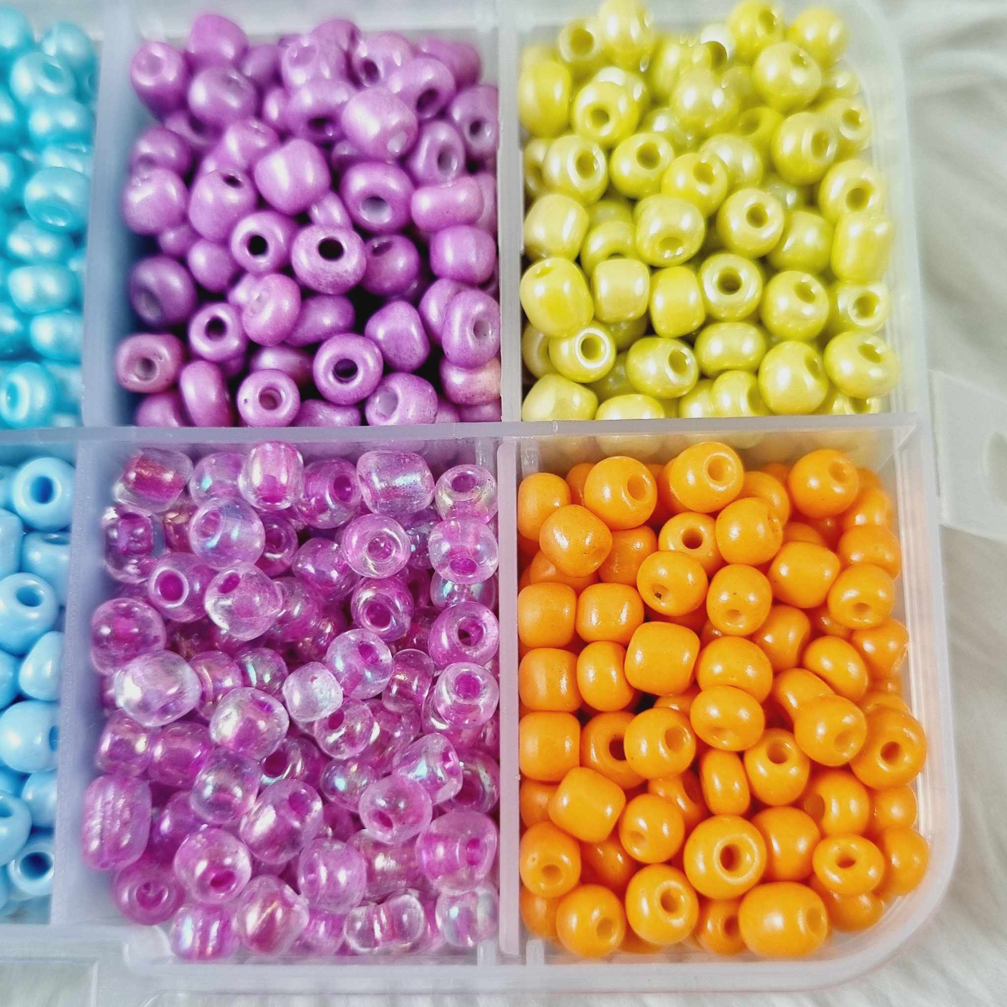 ลูกปัด Glass Beads 2-4มิลลิเมตร เม็ดทราย ลูกปัดแก้วมุก ใส ด้าน DIY สร้อยคอ สร้อยข้อมือ เครื่องประดับ ประมาณ กล่องละ +- 2000ชิ้น คละสี 10สี