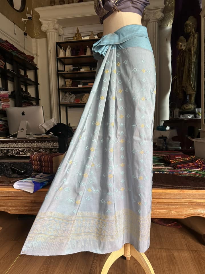 ซิ่น ผ้าซิ่นอัญญานาง ไหมบ้านทอมือ สีธรรมชาติ ขนาด 120x190ซม ลายบัวสวรรค์ พื้นสีฟ้า รหัส N9-SIL0530663