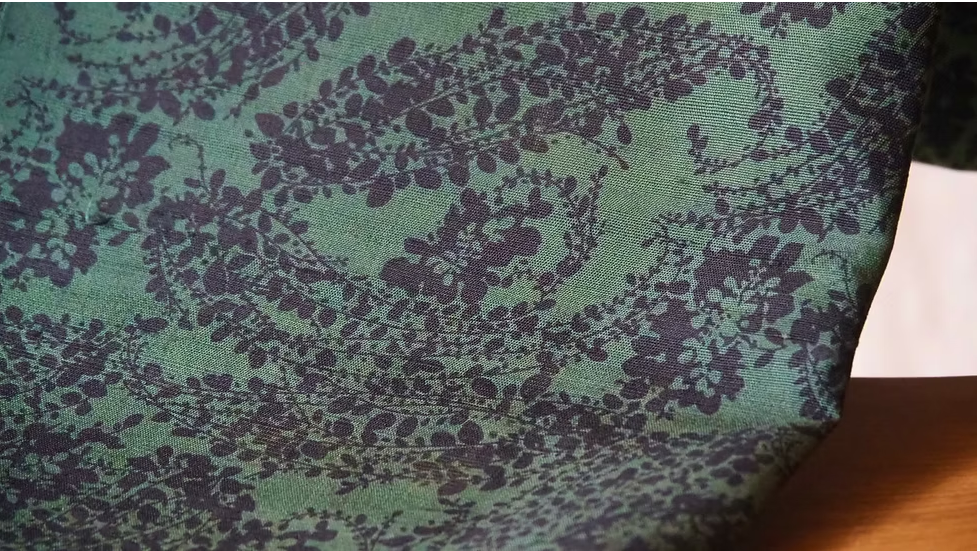 ผ้าไหมพิมพ์ลาย เนื้อนิ่ม 4เส้น (ราคาต่อหลา) พื้นสีเขียวเทา รหัส A4-CT-103501