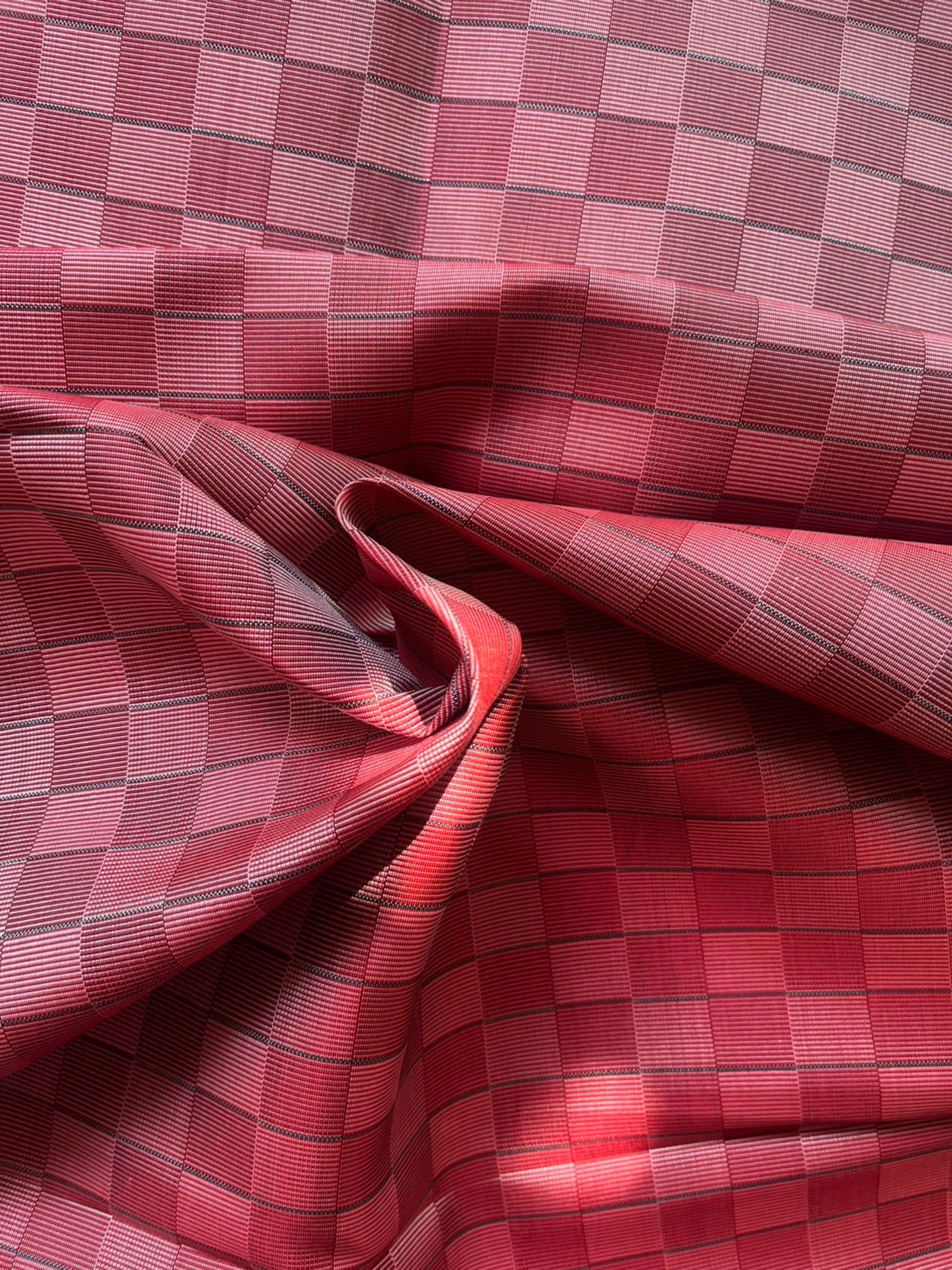 ผ้าไหมลายเกล็ดเต่า ไหมแท้ สีแดง ขายตามความยาวหลา รหัส R1D-76-0129684