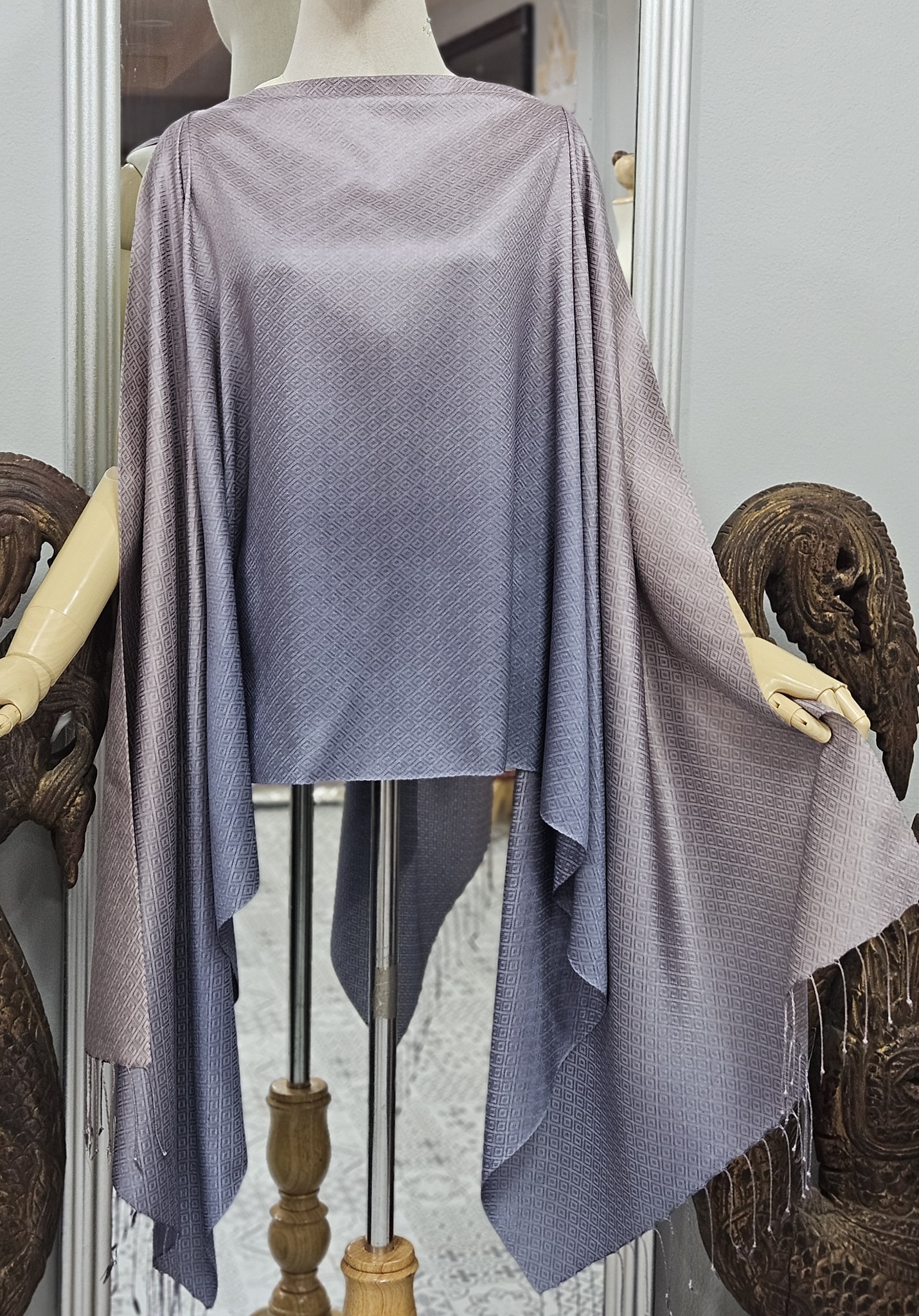 ผ้าคลุมไหล่ไหม ยกดอกลูกแก้ว ไล่เฉดสี ขนาด 60x200ซม. สีเทา-สีกะปิอ่อน รหัส ZYE-TT-1007682