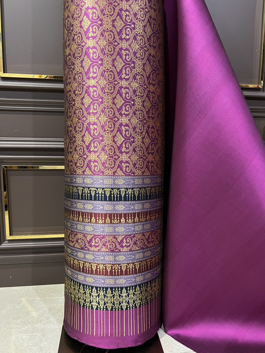 (ผ้าชุด)ผ้าไหมยกดอกลำพูน เกาะเชิงดิ้นทอง ขนาด 1.03x4.47เมตร ลายนารายสุบรรณ พื้นสีชมพูบานเย็น รหัส N90-29-TR0007