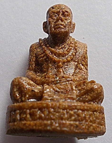 รูปเหมือนลอยองค์ หลวงปู่พรหมมา เขมจาโร เนื้อเรซิ่นกระเบื้องหลังคาโบสถ์ กล่องเดิม ปี 2538