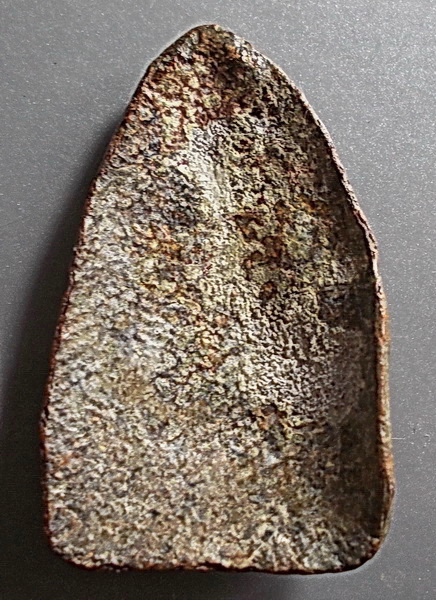 พระสรรค์นั่งไหล่ตรง ข้างเม็ด ชัยนาท