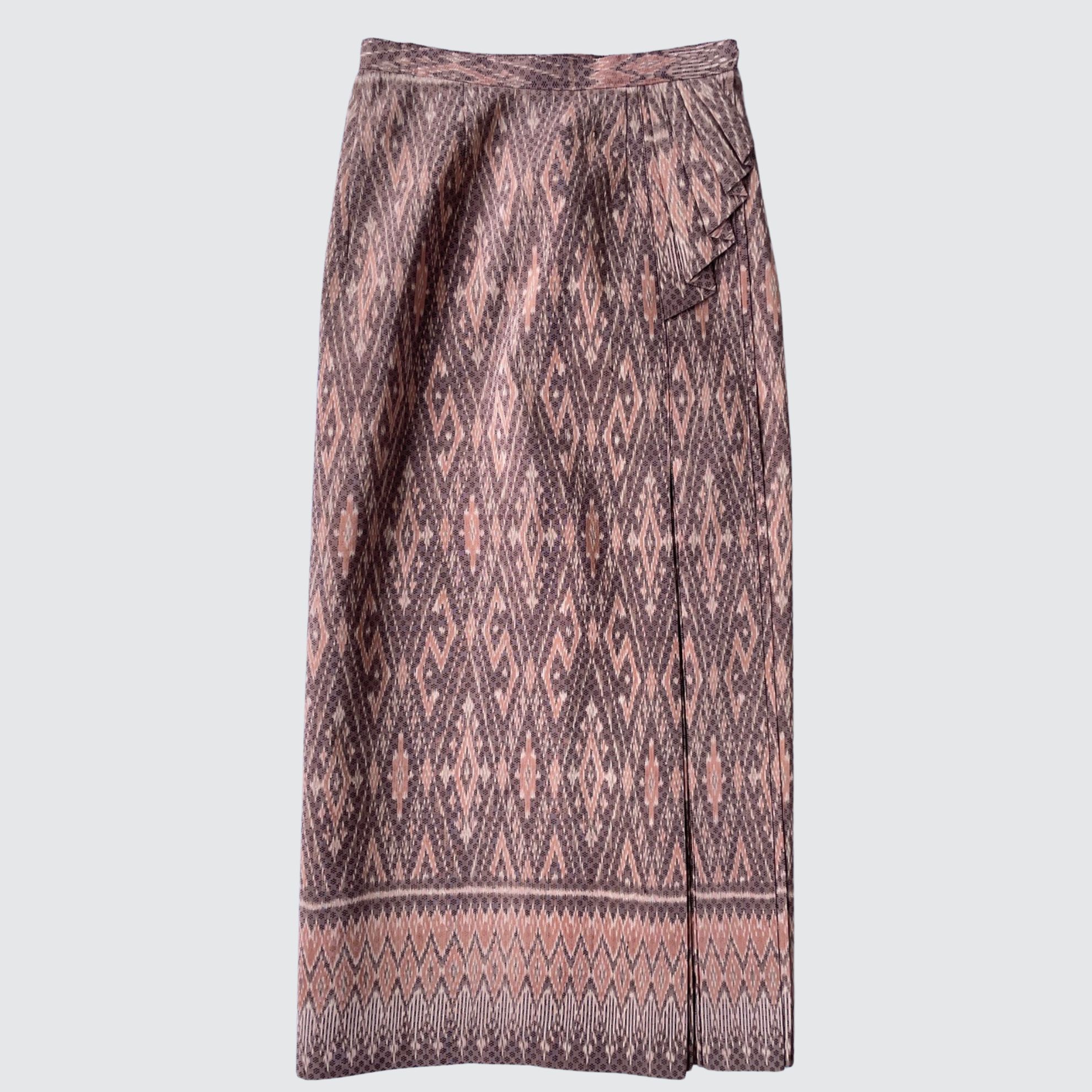 ผ้าถุงป้าย สีธรรมชาติ แบบเลื่อนตะขอตามไซส์ หน้านางข้าง ลายขอล้อมเพชร สีน้ำตาลกะปิ รหัส WM-PTS-100968142