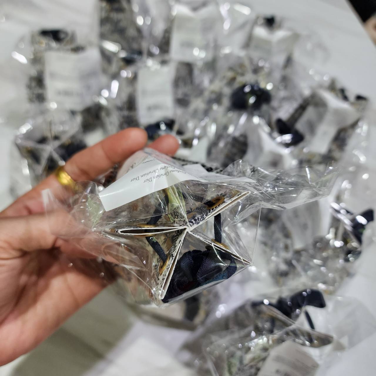 น้ำหอมจิ๋วมินิ Dior Jadore infinissime EDP 5ml แพคเกจ Limited แบบแต้มมีกล่อง ( Mini Perfume น้ำหอมขนาดพกพา) น้ำหอมจิ๋วมินิ ขวดน่ารัก ตั้งโชว์ก็สวย พกพาก็สะดวก หัวแต้มตามจุดชีพจร