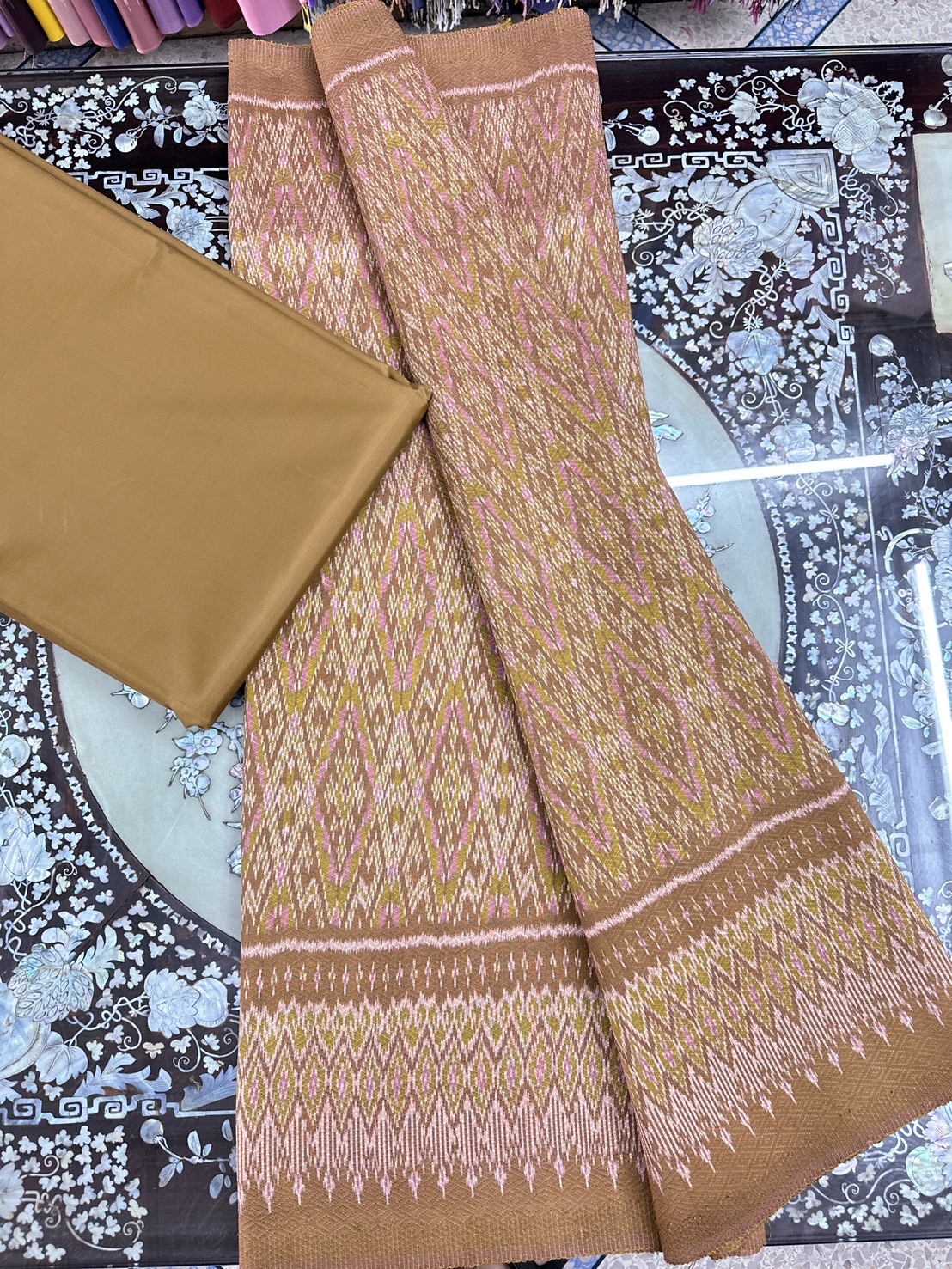 (ผ้าชุด)ผ้าไหมมัดหมี่ ยกดอกลูกแก้ว สีธรรมชาติ (ผ้าลาย 2เมตร+สีพื้น 2เมตร) เฉดสีน้ำตาลทองเข้ม รหัส L8A-ST-021568151