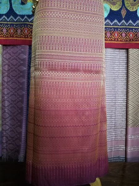 (ผ้าชุด)ไหมยกสุรินทร์ ขนาด 1x4เมตร (ลาย 2เมตร+สีพื้น 2เมตร) สีแดง รหัส N10-NY0322664