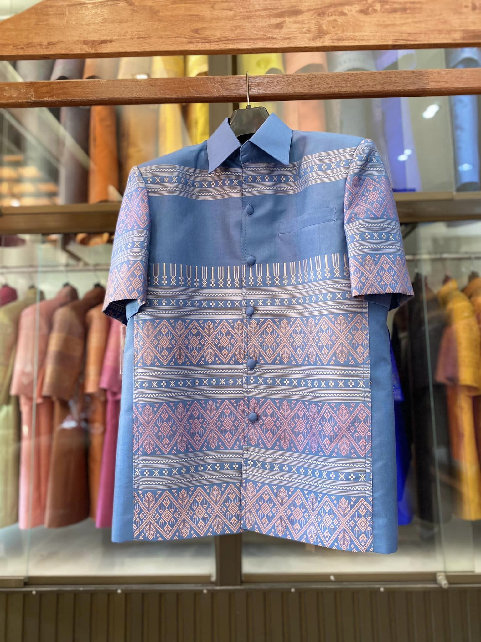 เสื้อสูทไหมแพรวา แขนสั้น พื้นสีฟ้าคราม ไซส์ M รหัส DR-BM-12156609442